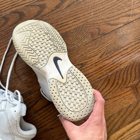 Nike Lite 2 Tennis Shoes Size 8 worn only a few times - Picture 2 of 2